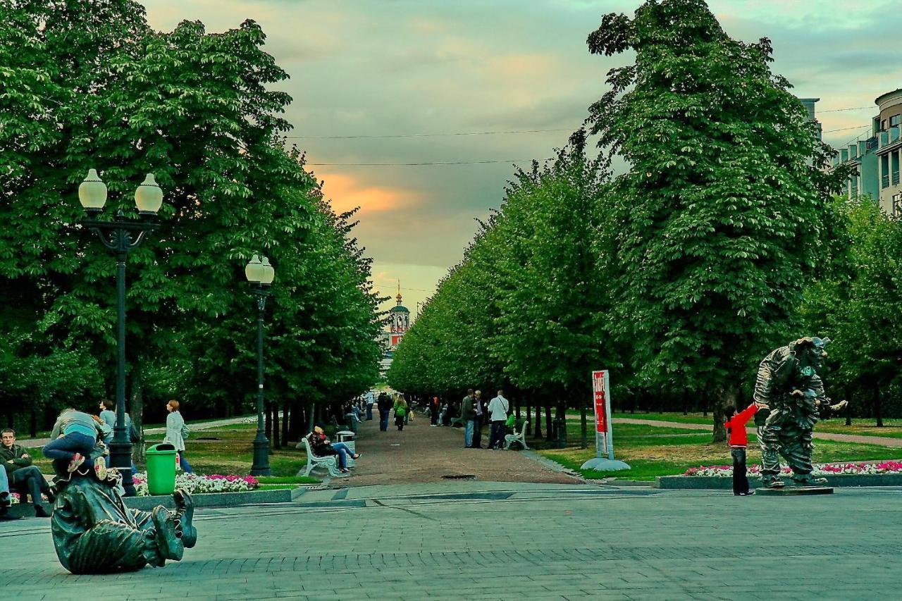 Куда цветной бульвар. Сквер на Цветном бульваре. Цветной бульвар Москва. Цветной бульвар улица в Москве. Парк на Цветном бульваре Москва.